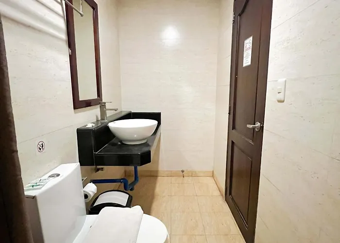 Hotel Capitol & Powered By Cocotel